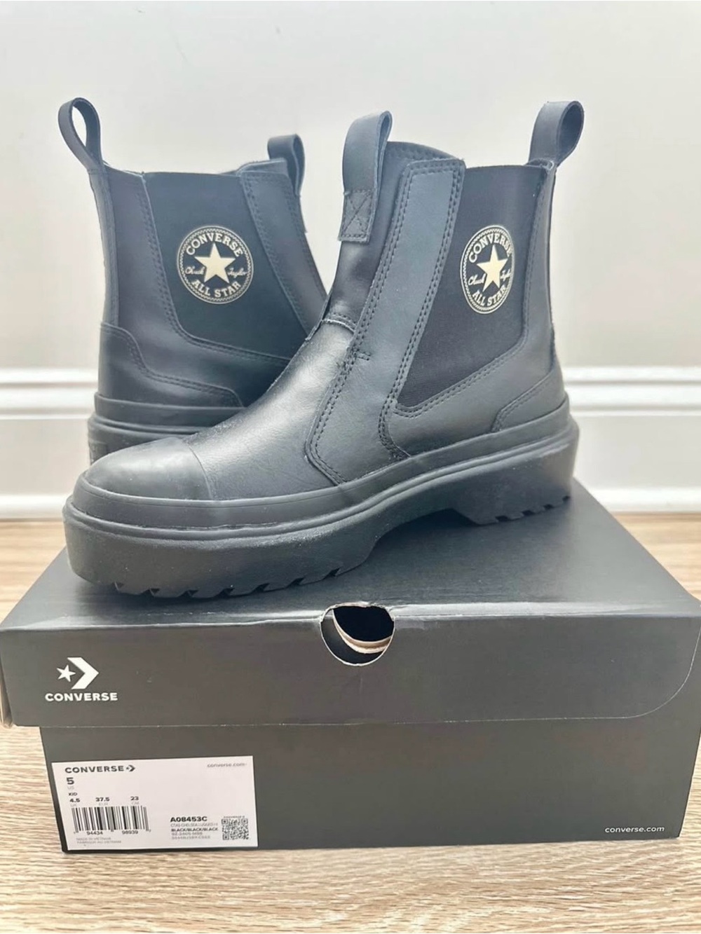 Brand NEW Youth Converse Boots Size 5